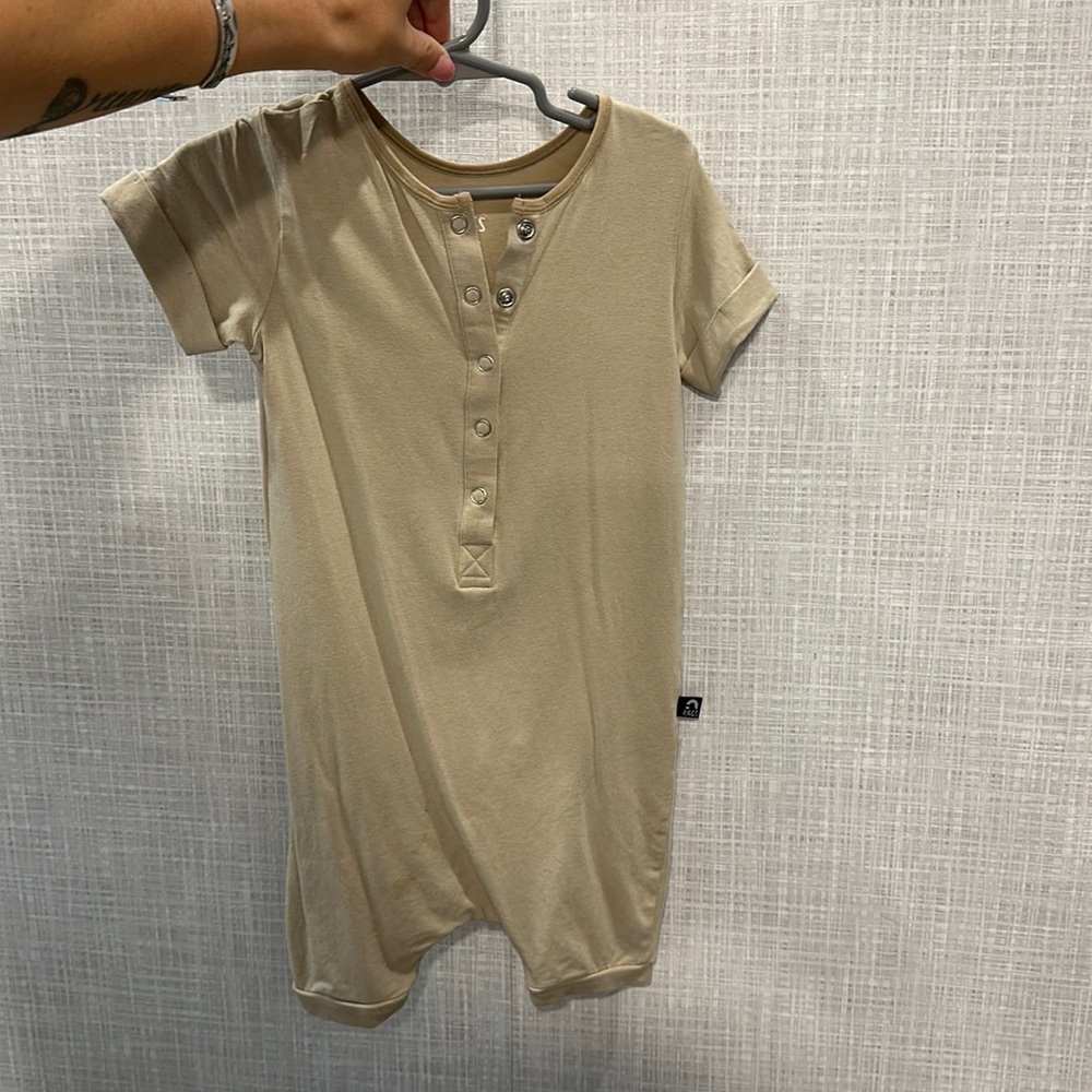 Size 3/4 Rags neutral tan color